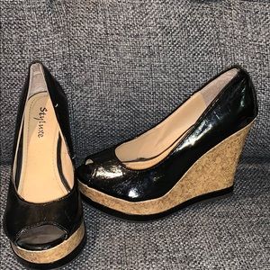 Shiny black/tan wedges